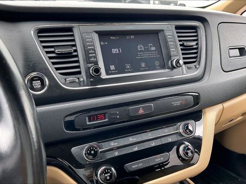 Used 2017 Kia Sedona LX w/ LX Essentials Premium Package FWD image 24