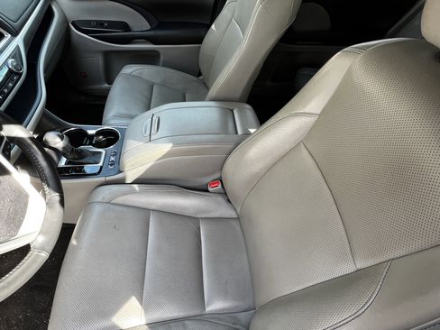 Used 2019 Toyota Highlander Limited Platinum image 16