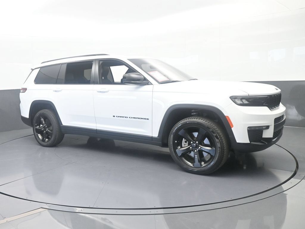 Used 2025 Jeep Grand Cherokee L Limited w/ Black Appearance Package AWD/4WD image 8