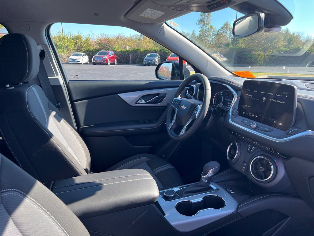 Used 2025 Chevrolet Blazer LT w/ Convenience Package FWD image 9