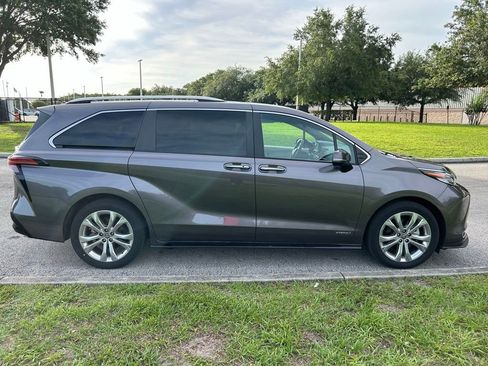 Used 2021 Toyota Sienna Platinum FWD image 7