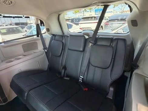 Used 2016 Chrysler Town & Country Touring FWD image 9