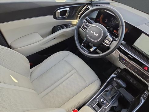 Used 2025 Kia Sorento EX w/ Panoramic Sunroof Package image 16