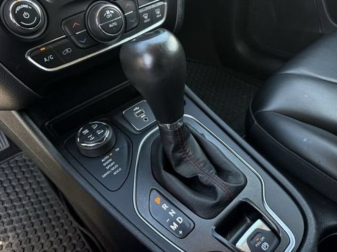 Used 2019 Jeep Cherokee Trailhawk w/ Cold Weather Group AWD/4WD image 20