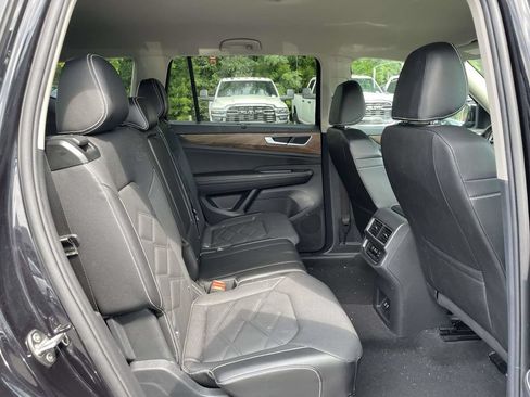 Used 2025 Volkswagen Atlas SE AWD/4WD image 13