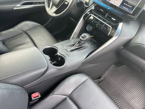 Used 2021 Toyota Venza Limited image 16