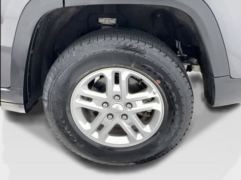 Used 2024 Jeep Grand Cherokee Laredo AWD/4WD image 11