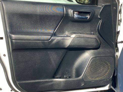 Used 2017 Toyota Tacoma TRD Sport image 25