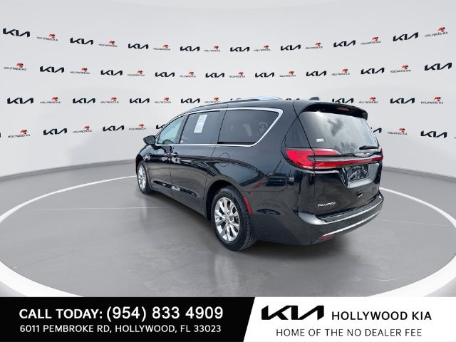 Used 2021 Chrysler Pacifica Touring-L FWD image 6