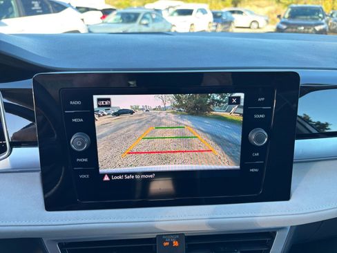 Used 2025 Volkswagen Taos SE image 17