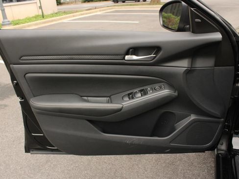 Used 2025 Nissan Altima 2.5 SV FWD image 15