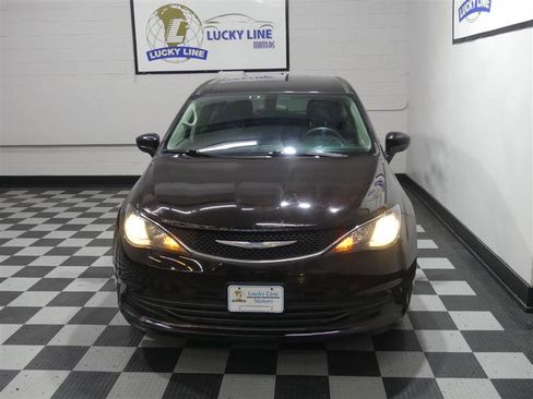 Used 2018 Chrysler Pacifica LX image 3