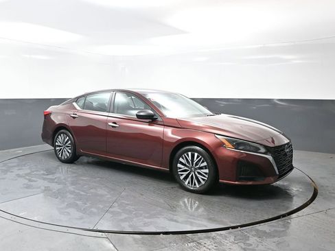 Used 2024 Nissan Altima 2.5 SV image 5