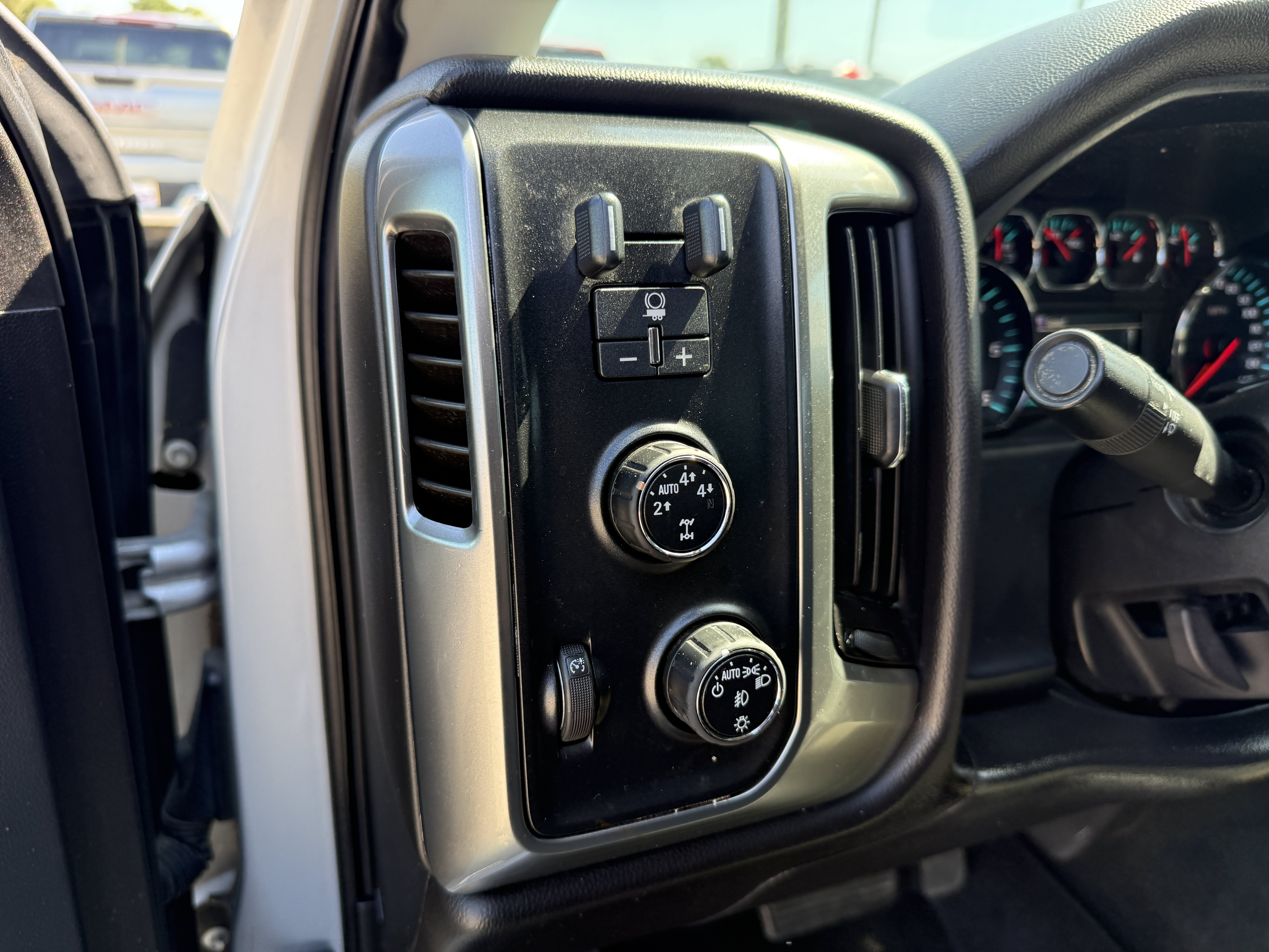 Used 2015 Chevrolet Silverado 1500 LT w/ LT Convenience Package AWD/4WD image 16
