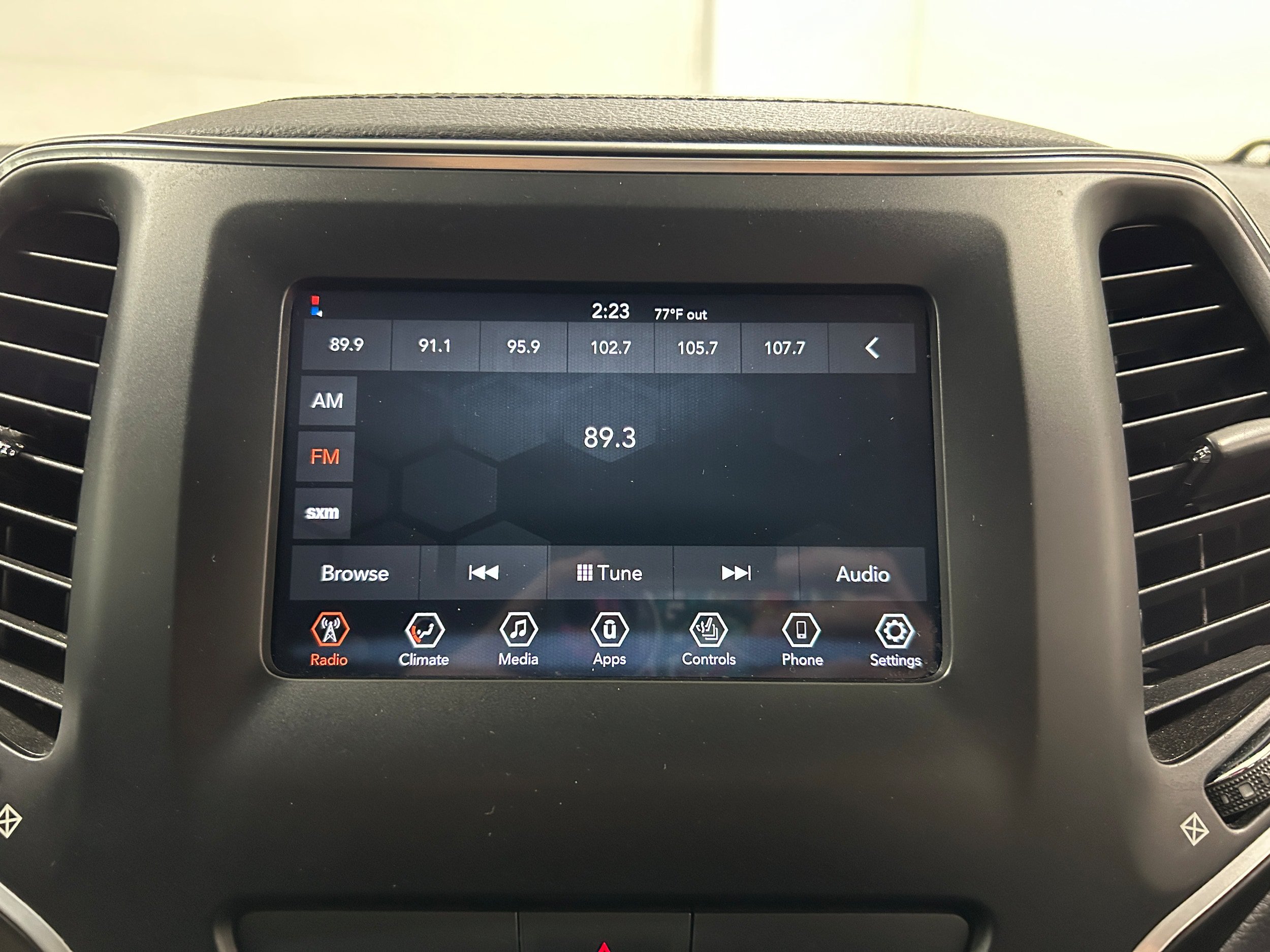 Used 2019 Jeep Cherokee Latitude w/ Cold Weather Group AWD/4WD image 5