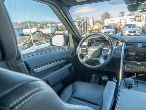Certified 2024 Land Rover Discovery Dynamic SE image 19