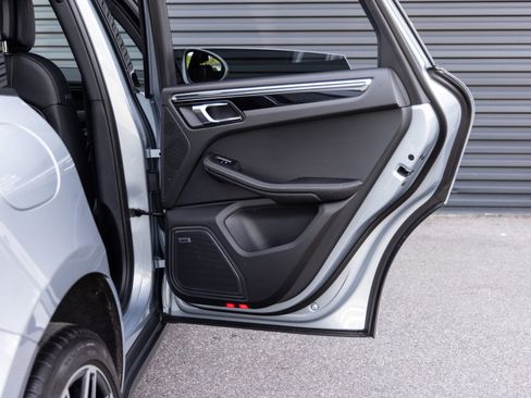 Certified 2025 Porsche Macan AWD/4WD image 29