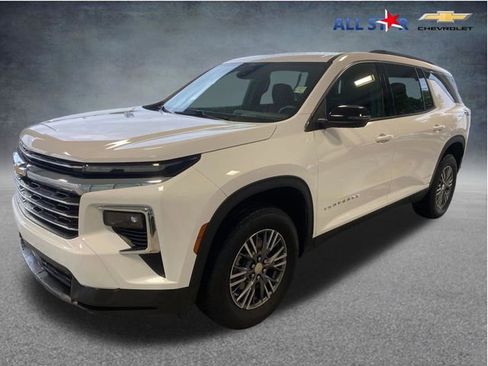 Used 2025 Chevrolet Traverse LT FWD image 1