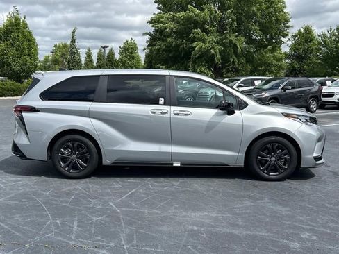 Used 2025 Toyota Sienna XSE AWD/4WD image 3