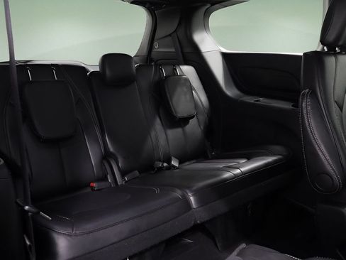Certified 2025 Chrysler Pacifica Select FWD image 17