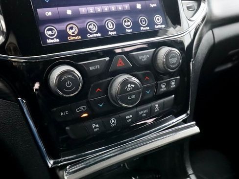 Used 2020 Jeep Grand Cherokee Altitude image 10