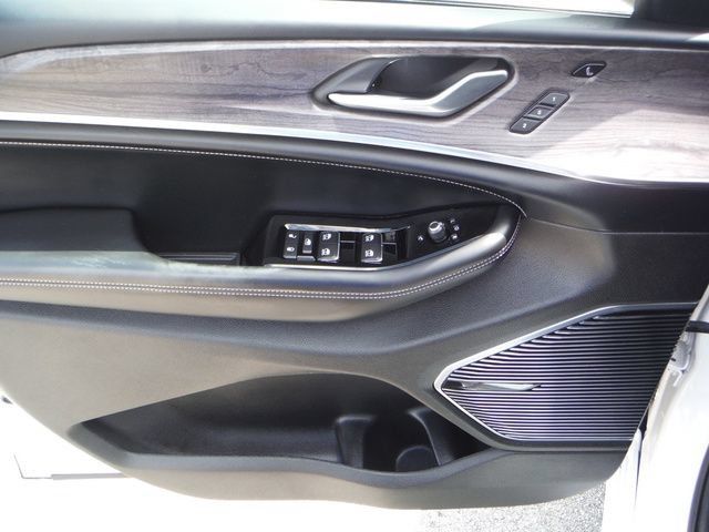 Certified 2023 Jeep Grand Cherokee Overland w/ Luxury Tech Group IV AWD/4WD image 20