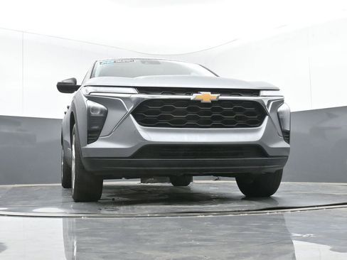 Used 2025 Chevrolet Trax LS image 42