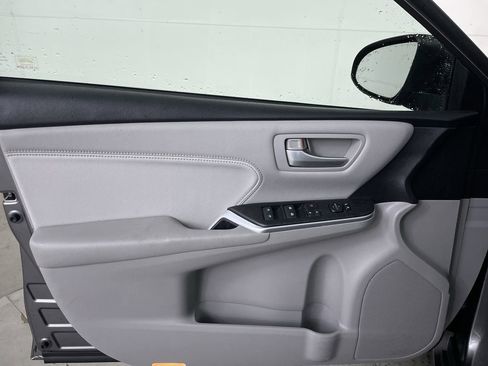 Used 2017 Toyota Camry XLE w/ Moonroof Package FWD image 10