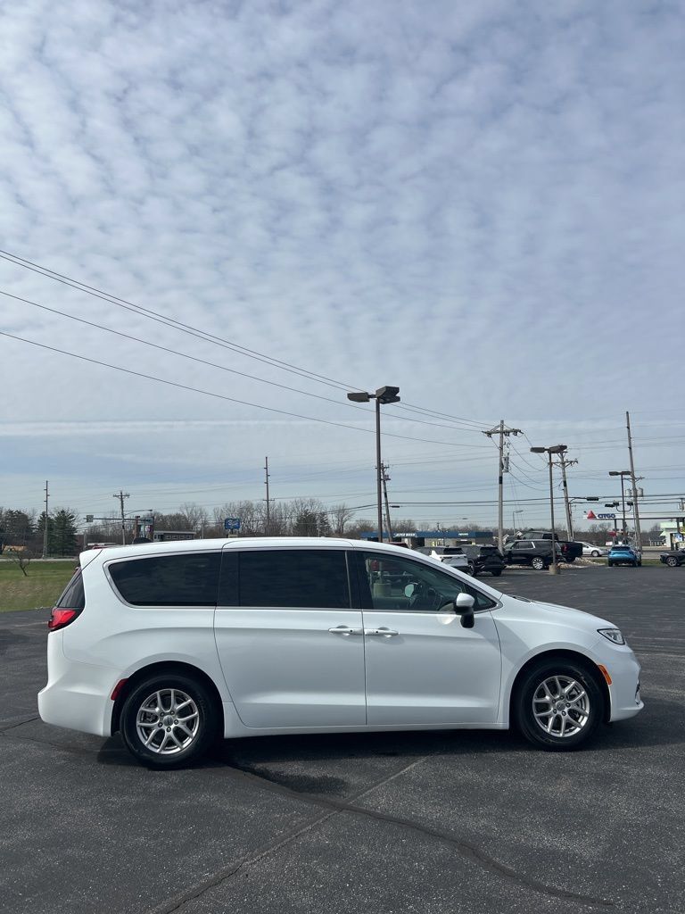 Used 2023 Chrysler Pacifica Touring-L FWD image 20
