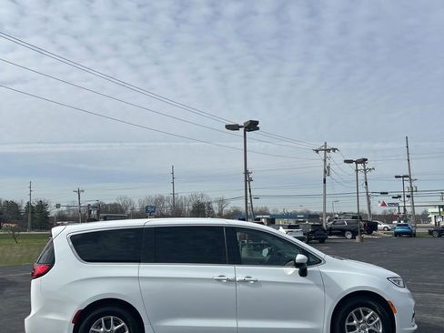 Used 2023 Chrysler Pacifica Touring-L FWD image 20