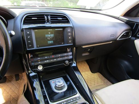 Used 2018 Jaguar F-PACE Premium AWD/4WD image 10