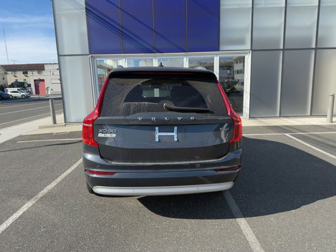 Certified 2022 Volvo XC90 T6 Momentum w/ Climate Package image 5