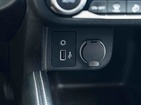 Used 2018 Nissan Kicks SV FWD image 31