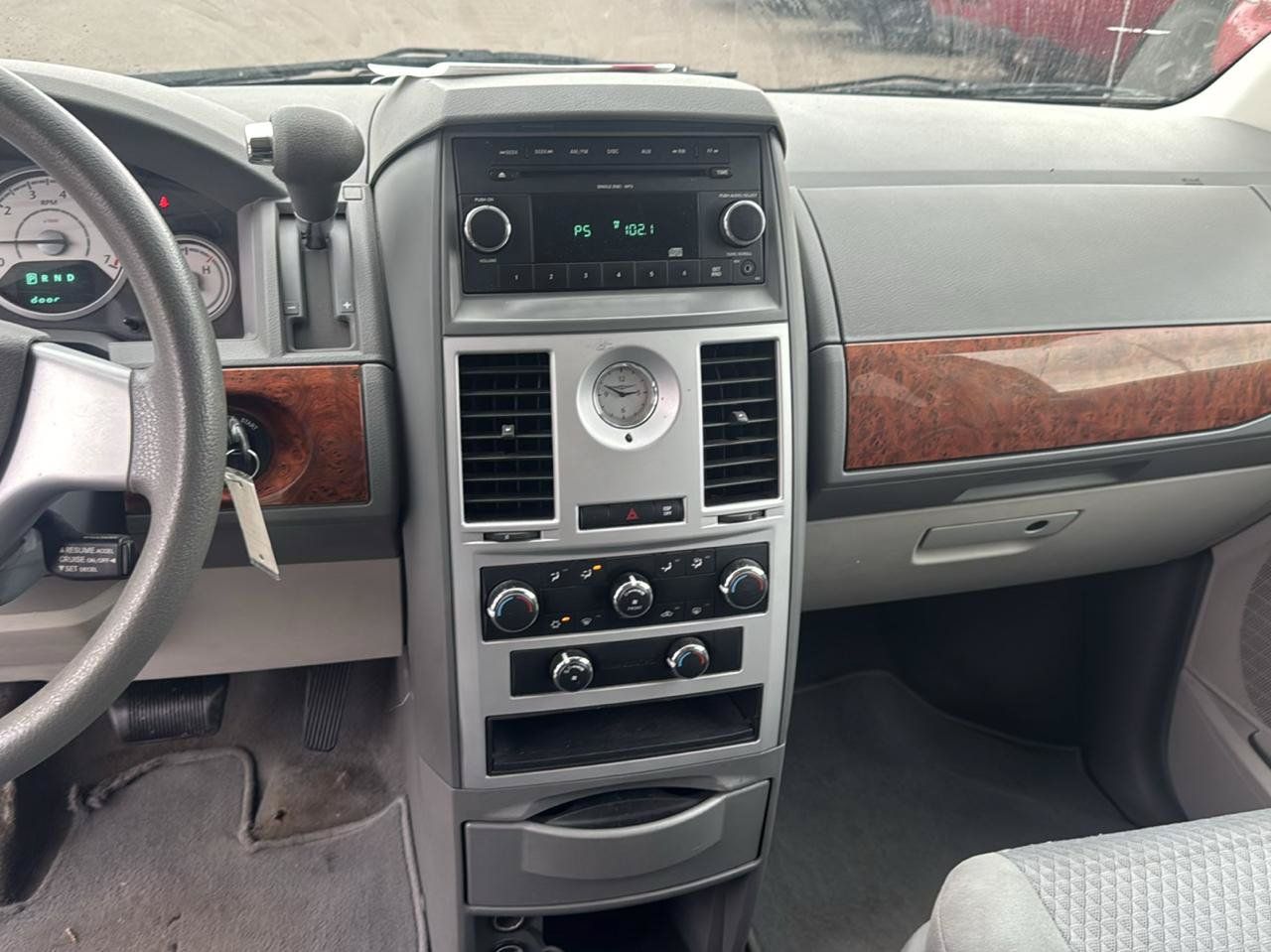 Used 2009 Chrysler Town & Country LX FWD image 10
