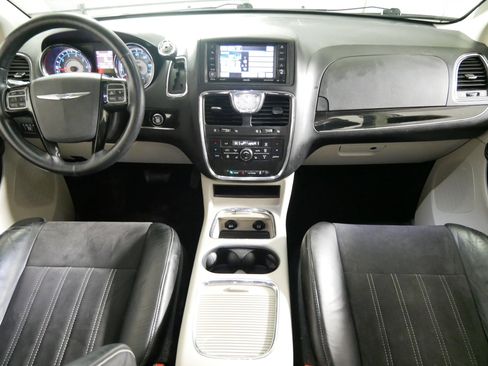 Used 2014 Chrysler Town & Country Touring-L image 10