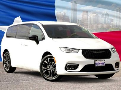 New 2026 Chrysler Pacifica Select