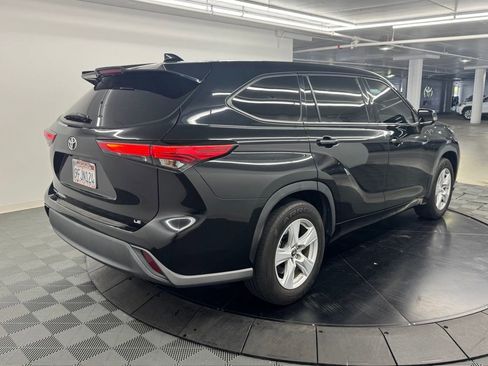 Used 2021 Toyota Highlander LE FWD image 5