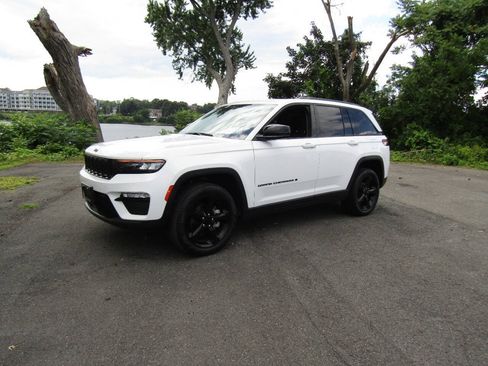 Used 2023 Jeep Grand Cherokee Limited w/ Black Appearance Package AWD/4WD image 35