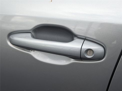 Used 2016 Toyota Highlander XLE FWD image 41