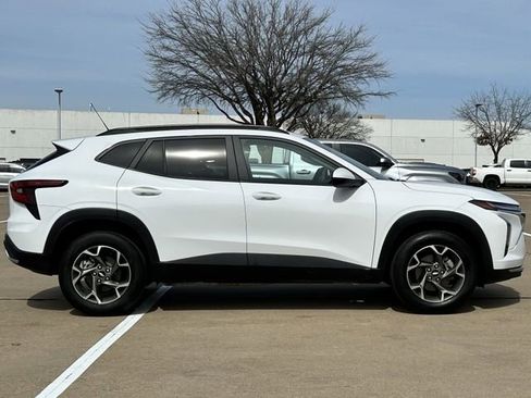 Used 2025 Chevrolet Trax LT image 3