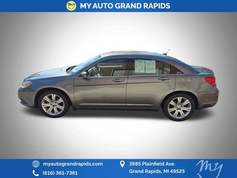 Used 2011 Chrysler 200 Touring FWD image 4