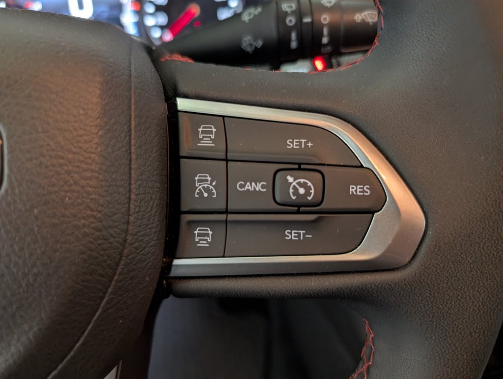 Used 2025 Jeep Compass Trailhawk AWD/4WD image 17
