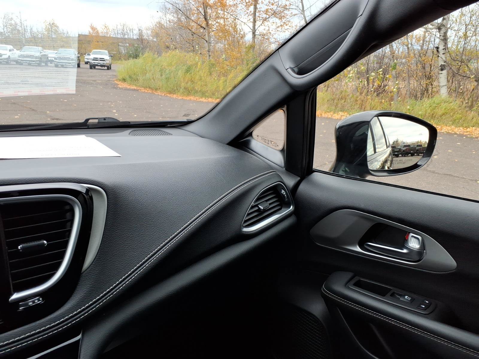 Used 2024 Chrysler Pacifica Premium FWD image 26