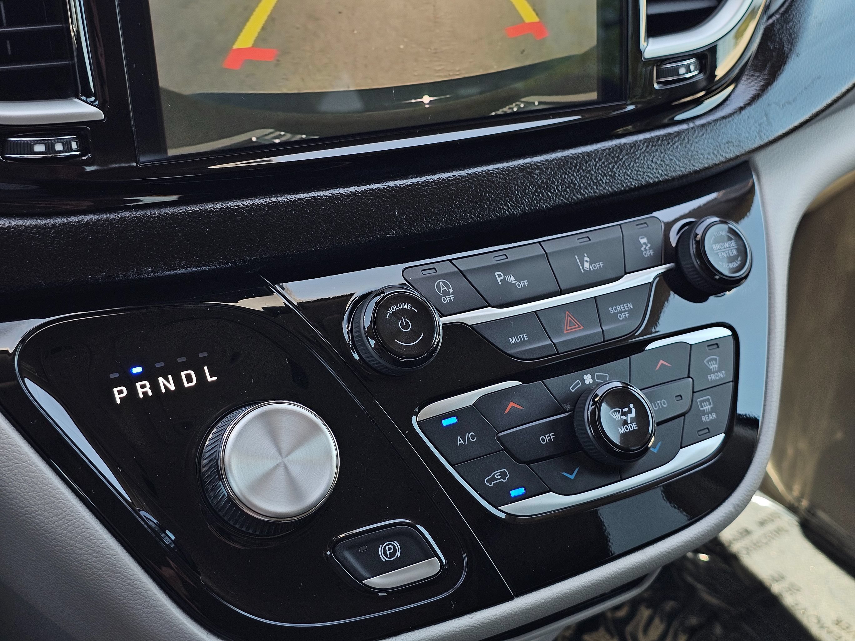Used 2024 Chrysler Pacifica Touring-L FWD image 36
