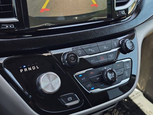 Used 2024 Chrysler Pacifica Touring-L FWD image 36