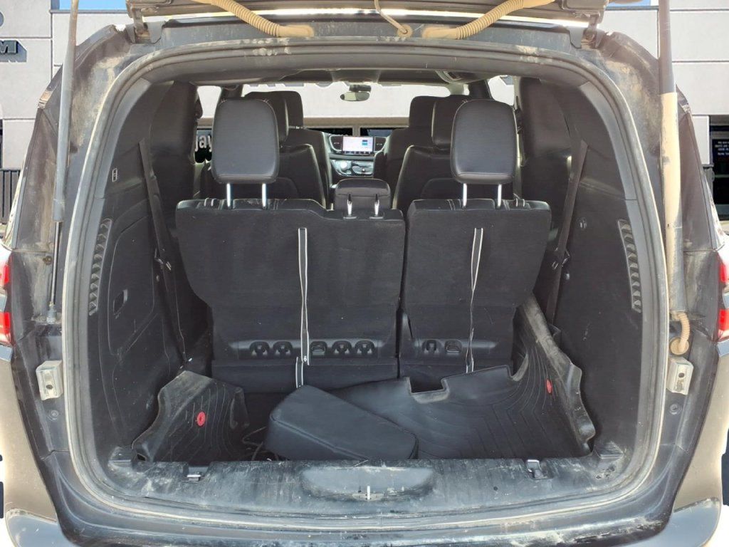Used 2022 Chrysler Pacifica Touring-L w/ S Appearance Package FWD image 25