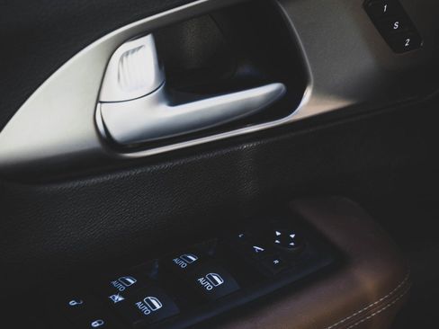 Used 2018 Chrysler Pacifica Limited w/ Tire & Wheel Group image 37