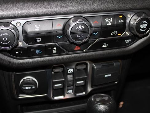 Used 2024 Jeep Wrangler Unlimited image 14