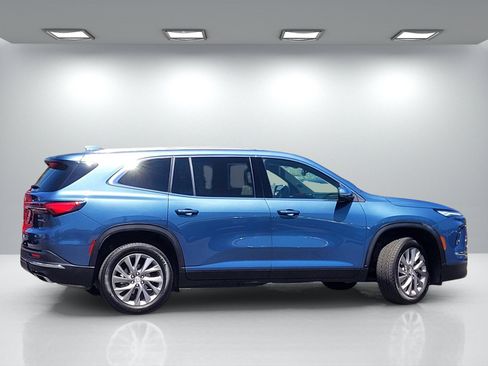 Used 2025 Buick Enclave Preferred FWD image 3