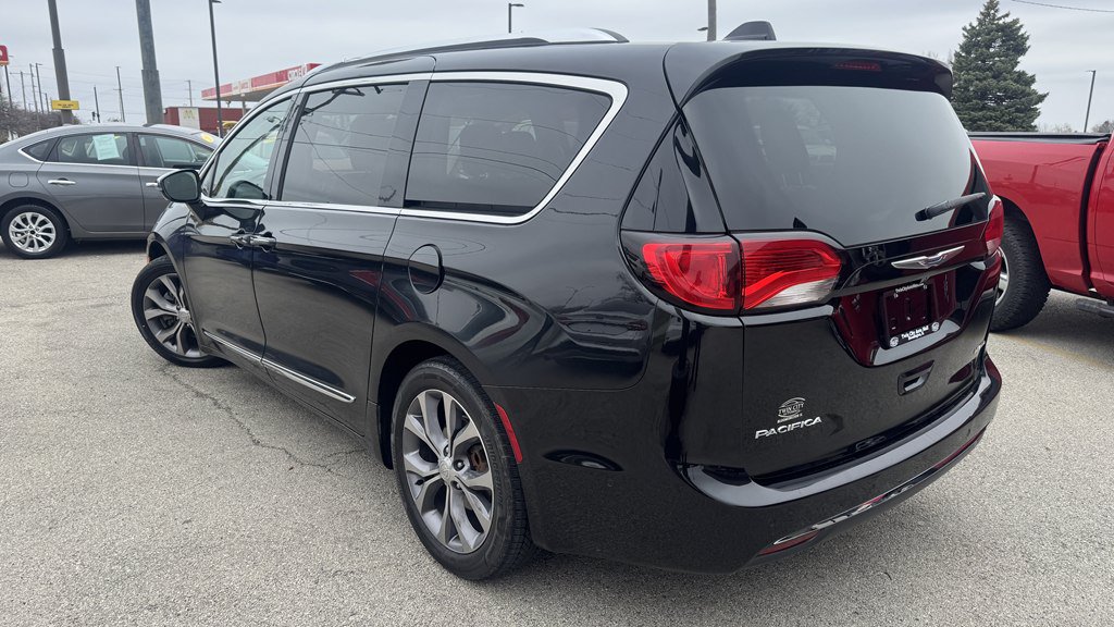Used 2019 Chrysler Pacifica Limited w/ Tire & Wheel Group FWD image 6